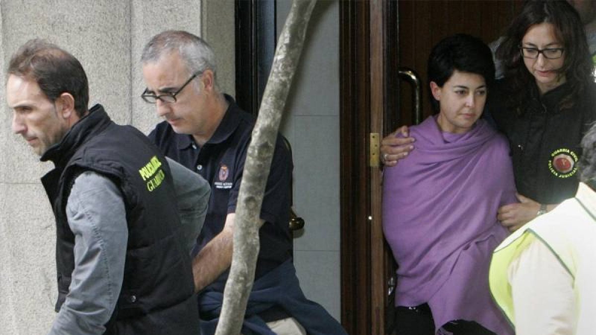 Alfondo Basterra y Rosario Porto a la salida de su domicilio en uno de los registros que realizó la Policía.