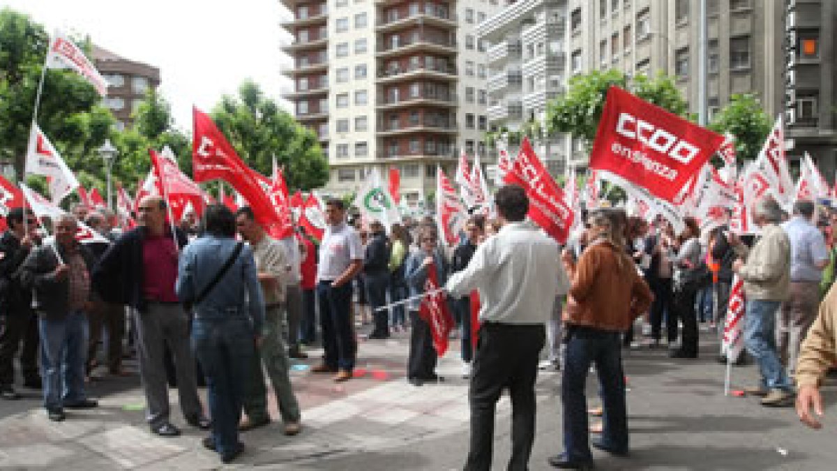 Imagen de los funcionarios manifestándose esta mañana en León.