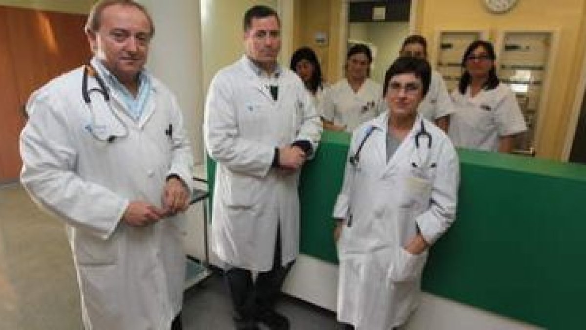 Los neumólogos Castrodeza  y Ortiz, con parte del equipo de cardioneumología.