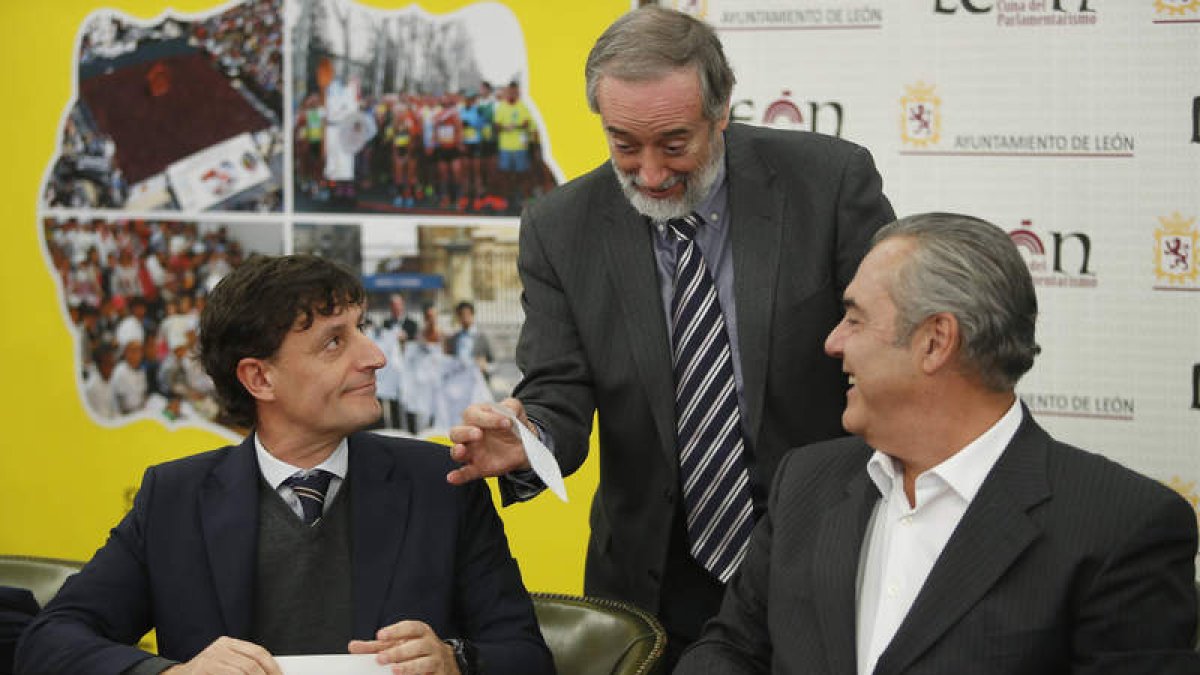 El tesorero recoge el cheque del representante de Subel en presencia de Rajoy. JESÚS F. SALVADORES