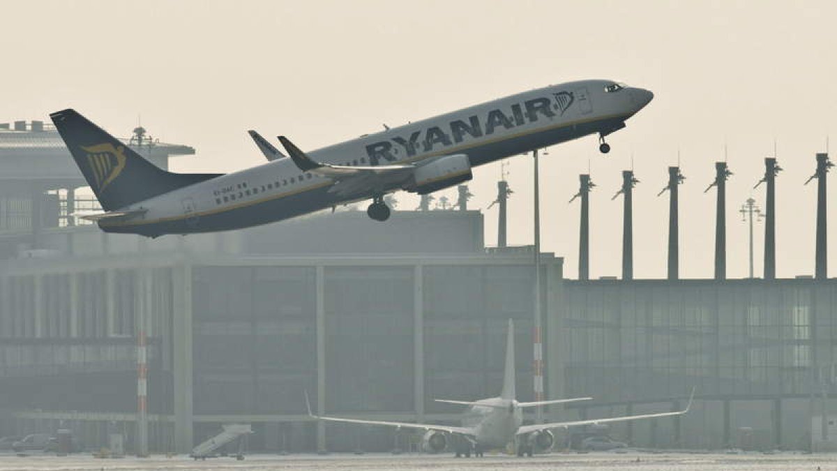 Un avión de la compañía Ryanair en el momento de despegar.