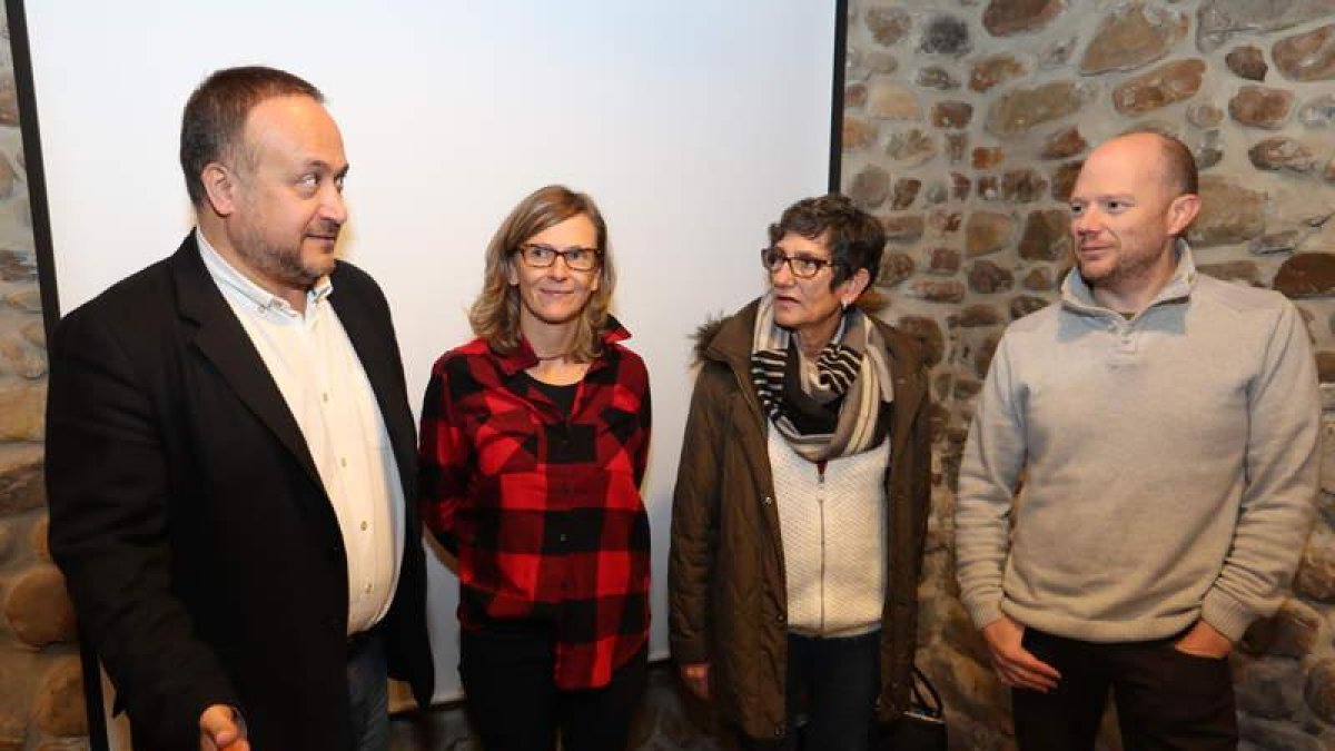 Courel, Ramón, Alba y Linares, ayer en la sede de los Sellos de Calidad del Bierzo.