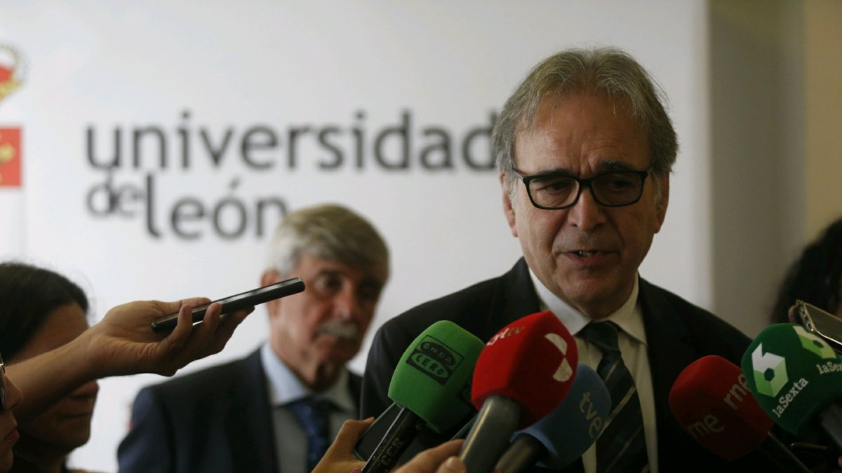 El ministro de Universidades, Joan Subirats, en la Universidad de León. FERNANDO OTERO