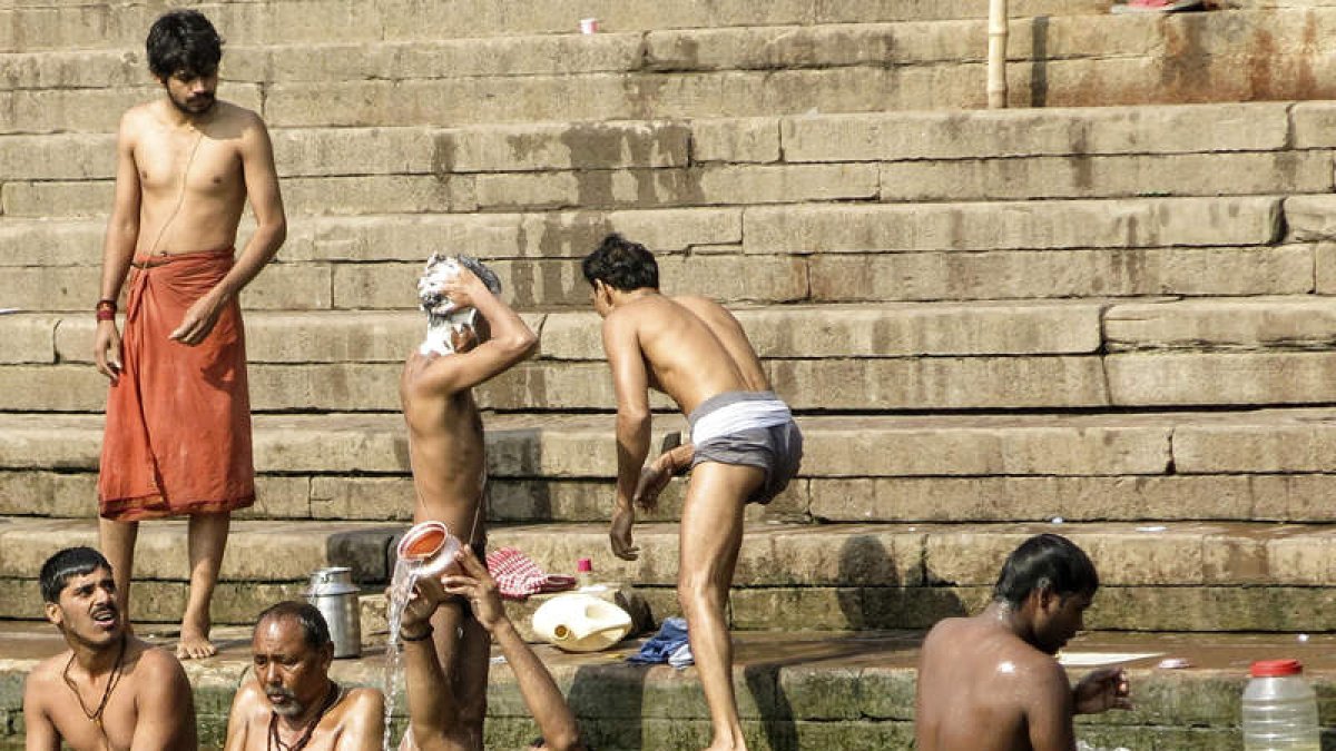 Devotos hindúes realizan abluciones en el río Ganges. MONCHO TORRES