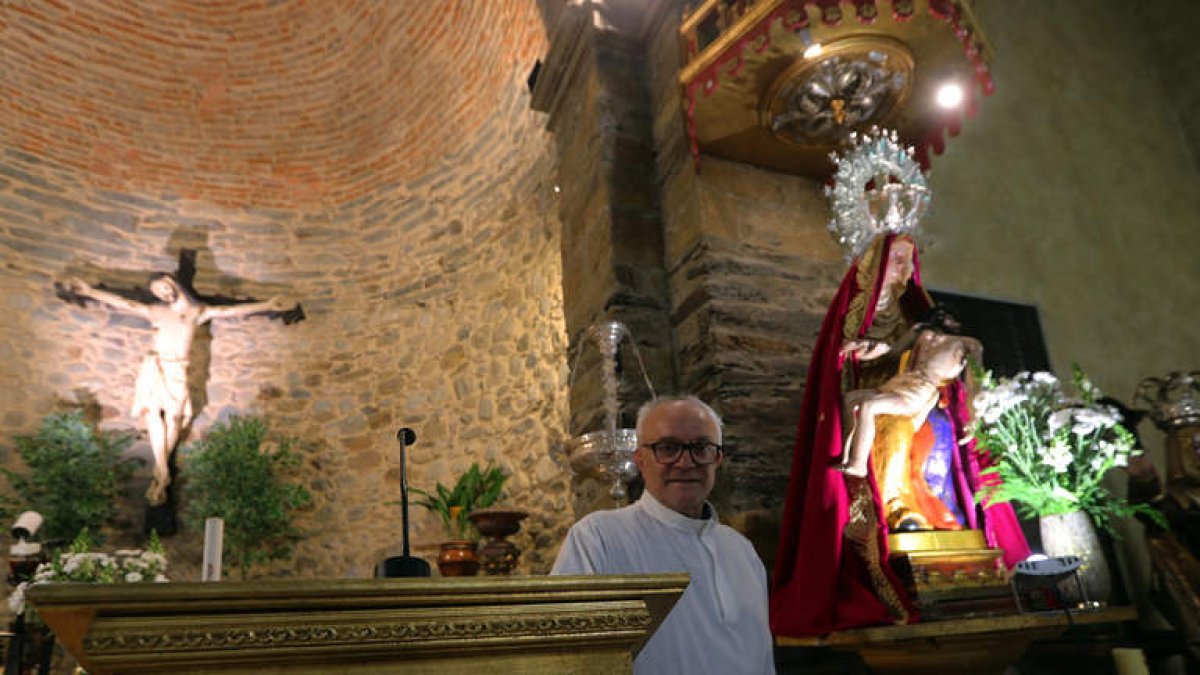 Jesús Álvarez, ayer, en la parroquia de Cacabelos. ANA F. BARREDO