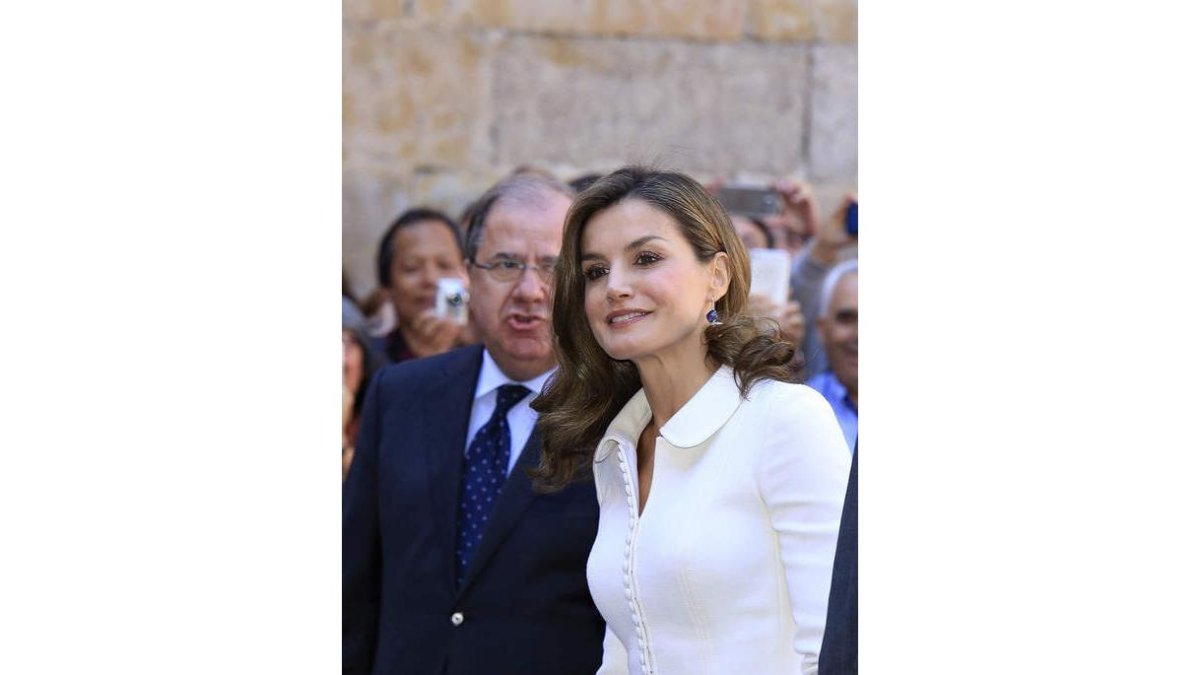 Herrera y la reina, ayer, en la Universidad de Salamanca. J.M. GARCÍA