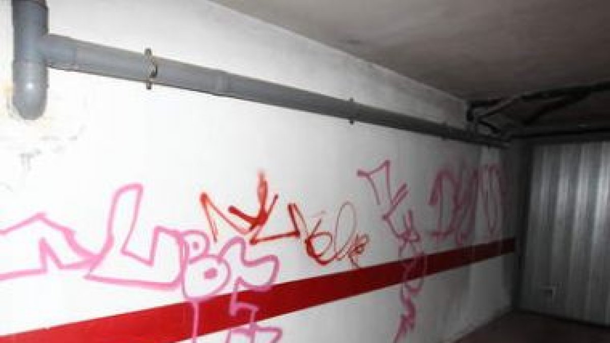 La policía sorprendió a los tres grafiteros en este garaje.