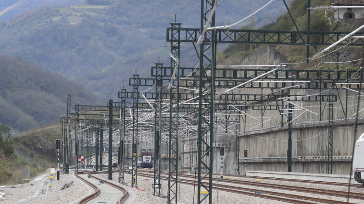 Zona de vías en el inicio de tramo de la Variante ferroviaria entre León y Asturias. RAMIRO
