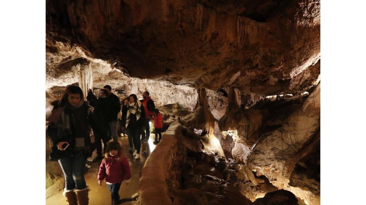 Visita a la Cueva de Valporquero.