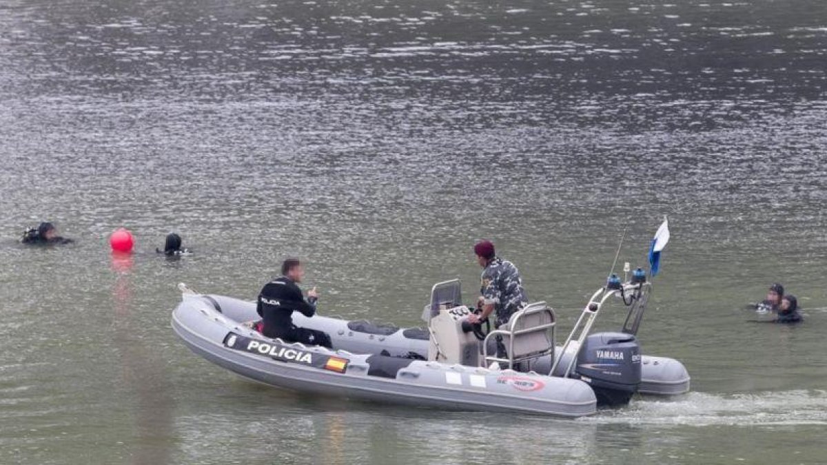 Un grupo de agentes busca el cadáver de Marta del Castillo en el río Guadalquivir.