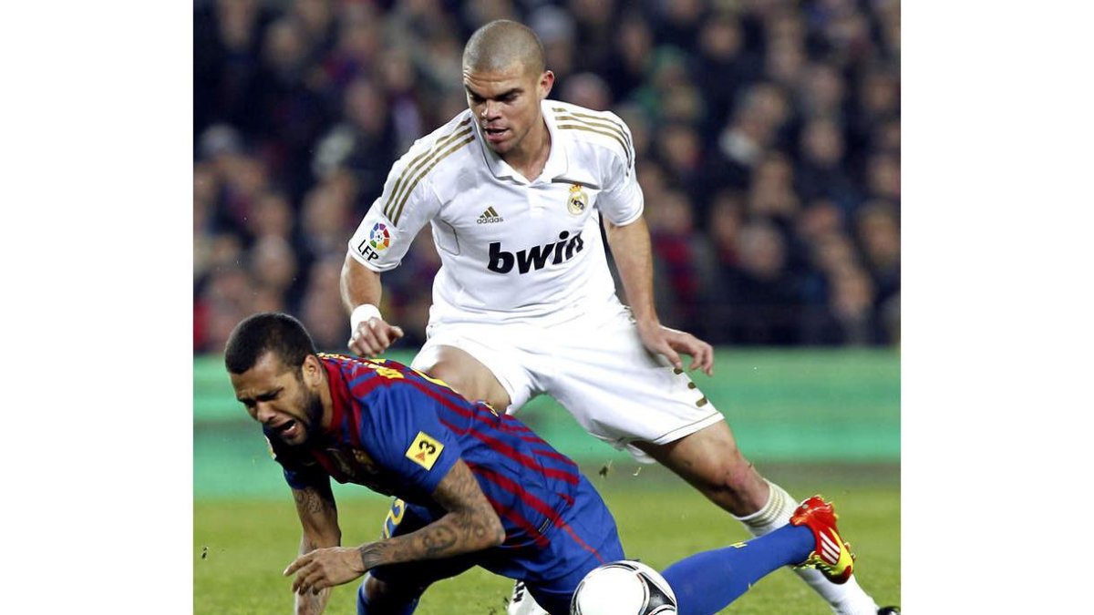 Alves y Pepe luchan por un balón en un Clásico de la pasada temporada.