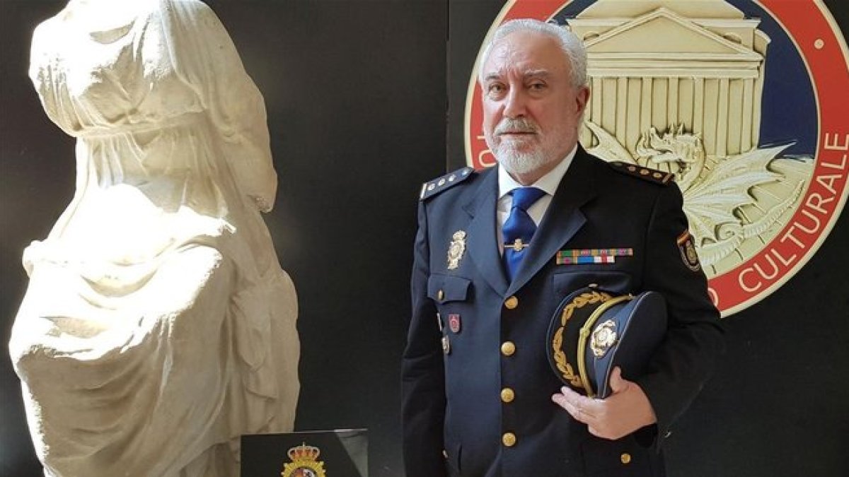 El consejero de Interior de la embajada de España en Roma, Domingo Suárez, con dos de las esculturas robadas.