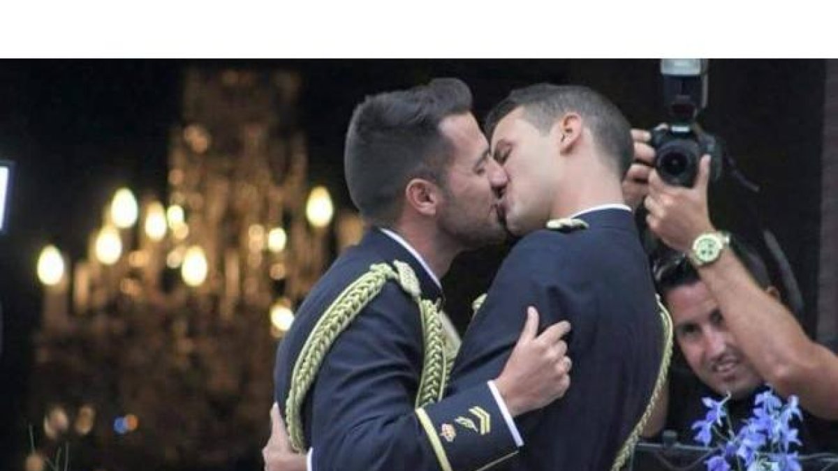 Beso entre Chema y Jonathan, protagonistas de la primera boda gay de la Policía.