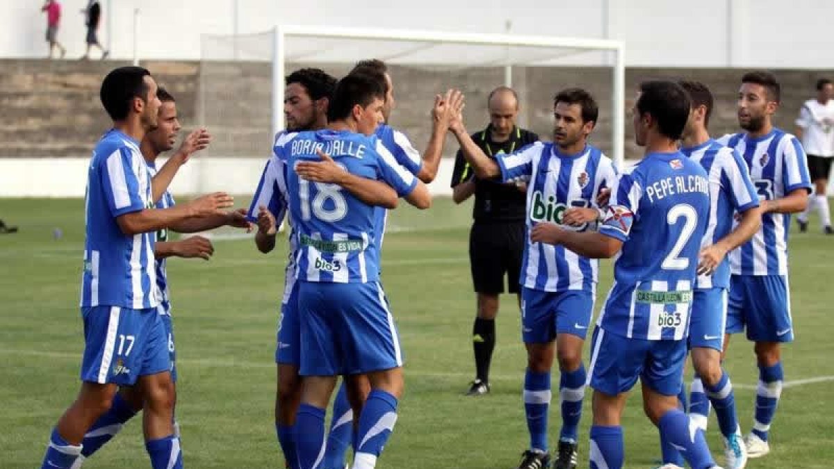Los jugadores de la Ponferradina celebran el tanto de Borja Valle, que adelantaba a los bercianos poco antes del descanso.
