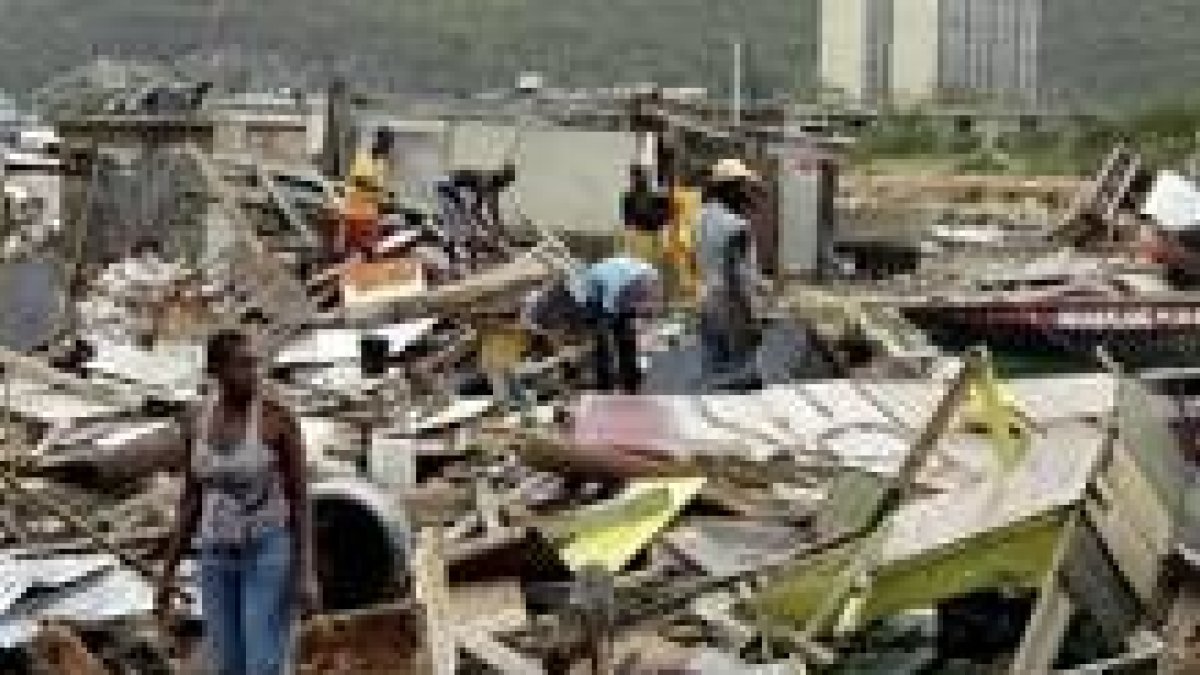 Destrozos causados por «Dean» en Puerto Henderson, en Jamaica
