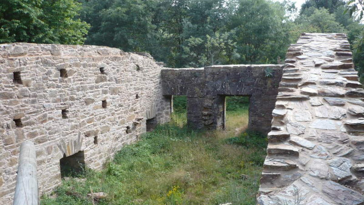 Restos de la antigua ferrería donde se iba a ubicar la fábrica de armas del Bierzo que se plantea en el libro CORTESÍA J.A.BALBOA