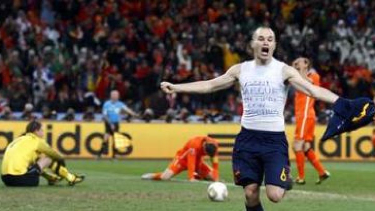 Andrés Iniesta celebra su gol que dio la victoria a España en la final del Mundial de Fútbol