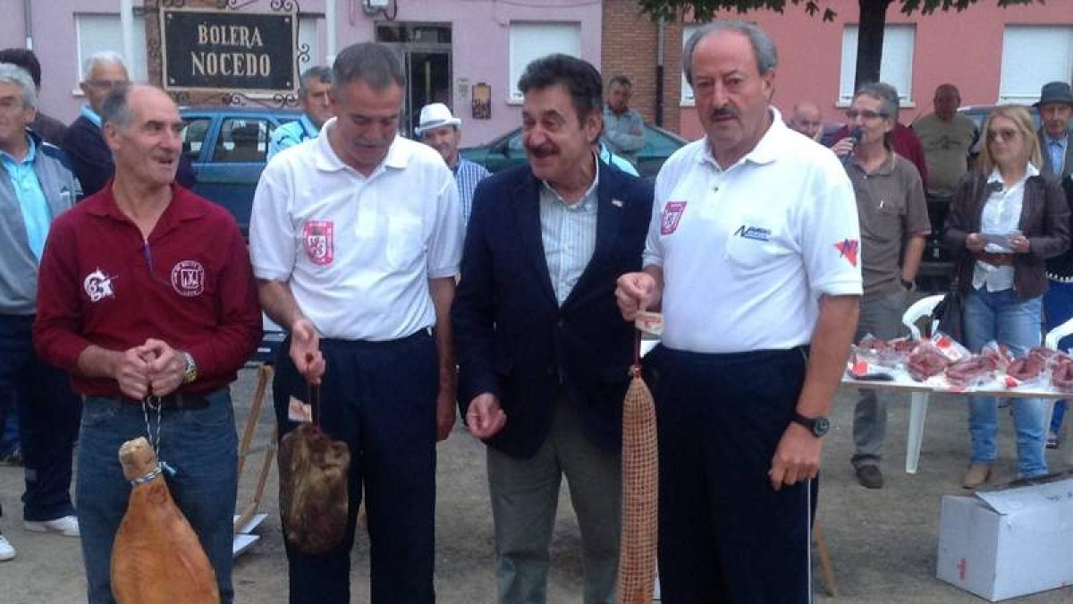 Tarsi, Fernando y Miguel Ángel con el concejal Javier Reyero.