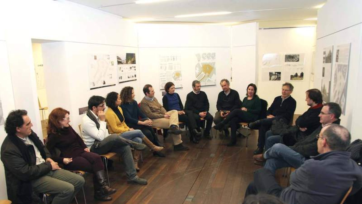 Una de las reuniones celebradas en el Colegio de Arquitectos de León.