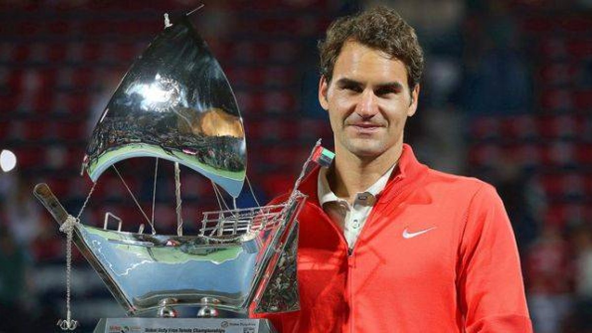 Roger Federer, con el torneo que lo acredita como ganadaor del torneo de Dubái.