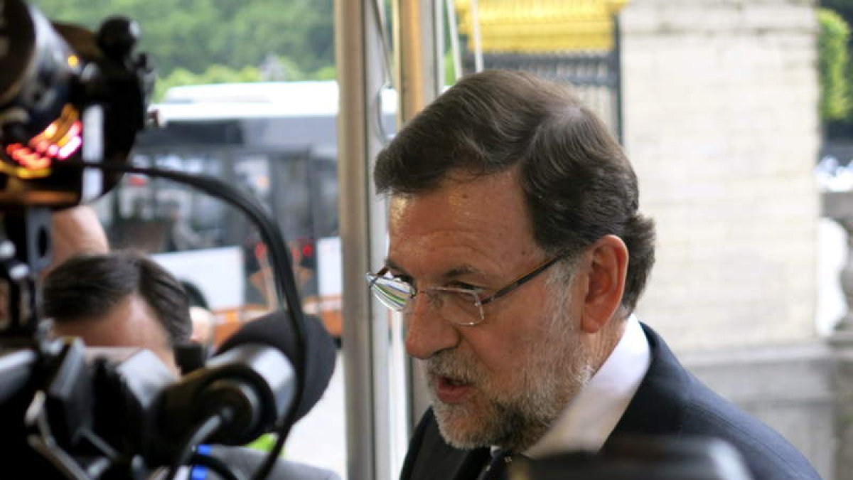 Rajoy, realiza declaraciones a los periodistas a su llegada a la reunión de líderes del PPE.