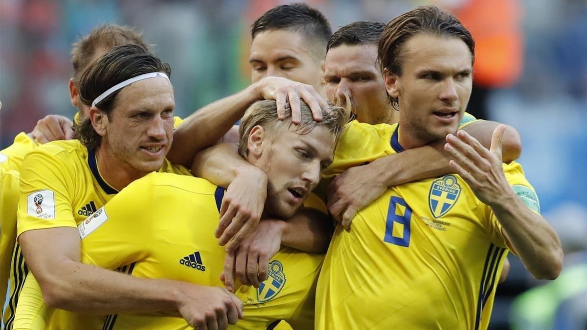 Los jugadores suecos felicitan a Forsberg, en el centro de la imagen, tras su gol a Suiza.