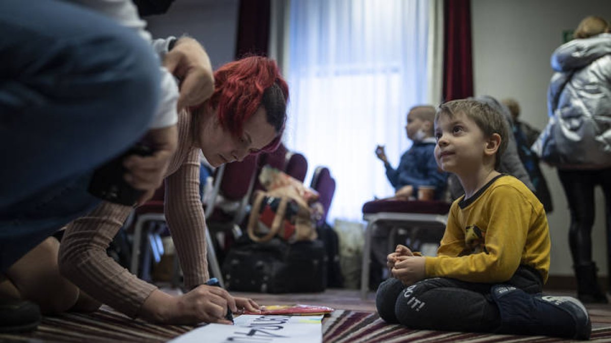 Refugiados ucranianos esperan este miércoles en Cracovia al autobús fletado por Farmacéuticos Solidarios, para emprender su viaje a España.. RORIGO JIMÉNEZ