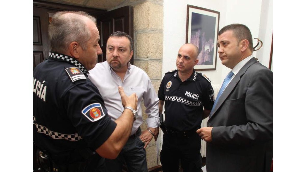 Los promotores del plan, Tino Morán, Arturo Pereira y López Riesco, conversan con otro agente.