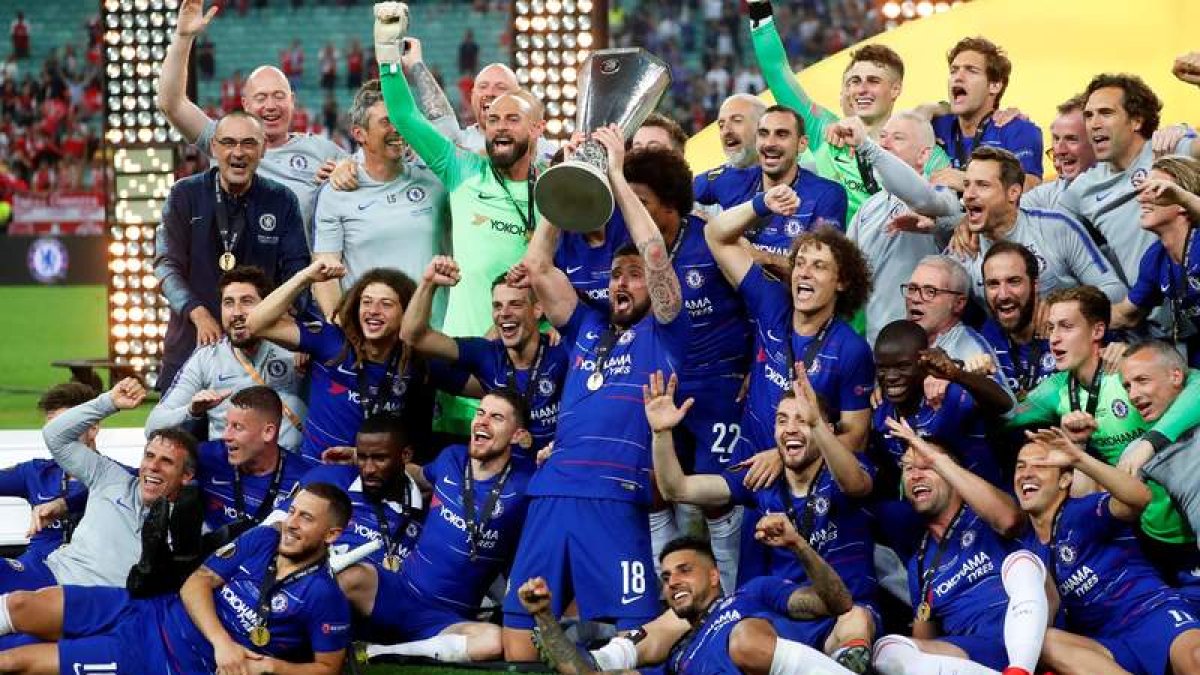 El Chelsea festejó su éxito levantando el trofeo de campeón de la Liga Europa 2018-2019. SHIPENKOV