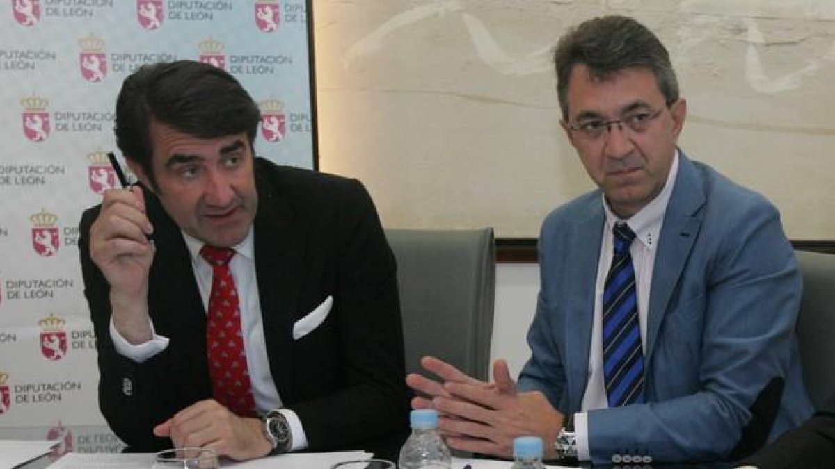 El consejero de Fomento, Juan Carlos Suárez-Quiñones, con el presidente de la Diputación, Juan Martínez Majo. RAMIRO