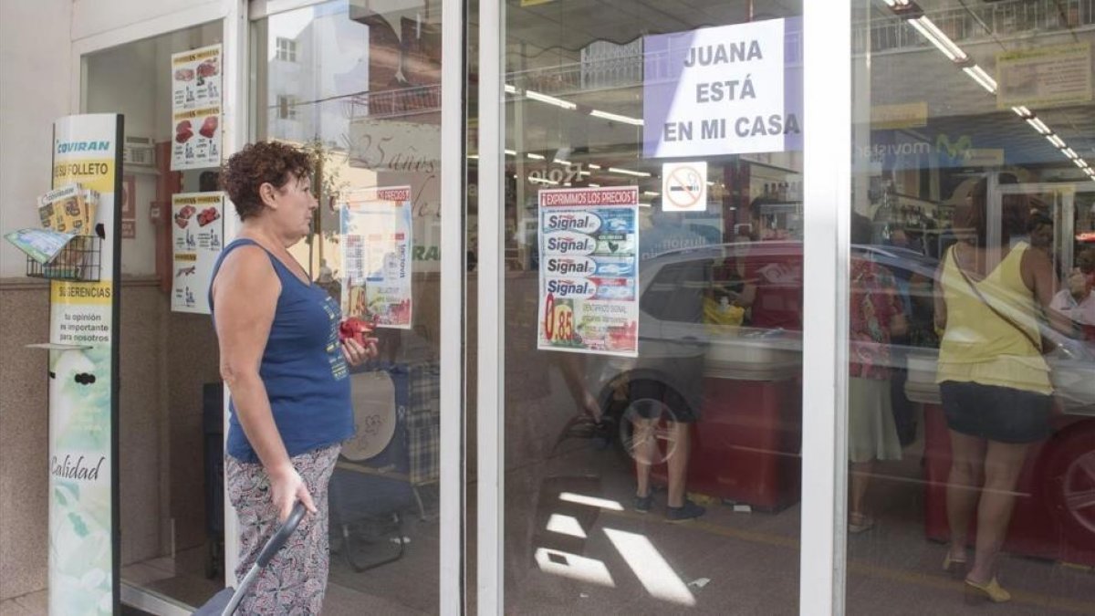 Un cartel solidario con Juana Rivas en la puerta un comercio de Maracena, en Granada.