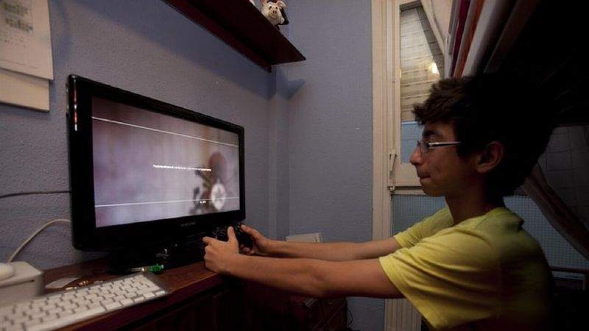 Un joven juega 'on line' con la PSN de Sony, en una imagen de archivo.