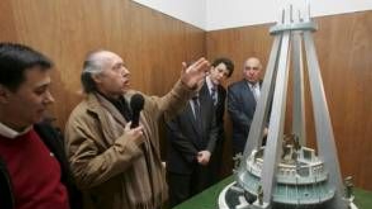 El arquitecto explica el proyecto del monumento minero el día de su presentación, hace unos meses