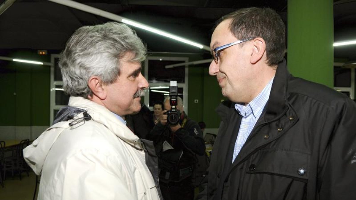 García Marín y Chamosa se estrechan la mano después de las elecciones