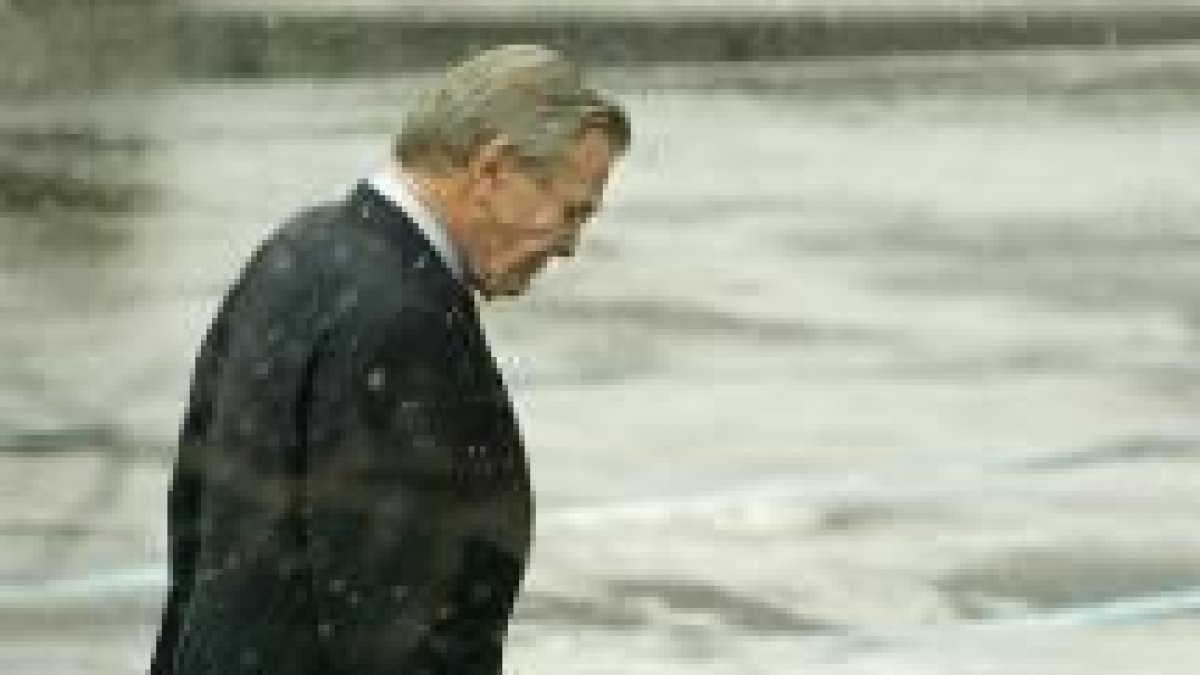 Donald Rumsfeld camina sobre la nieve ayer, antes de reunirse con Bush en la Casa Blanca
