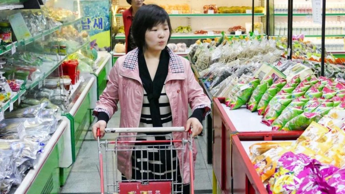 Una joven en el supermercado Pothonggang de Pyongyang.