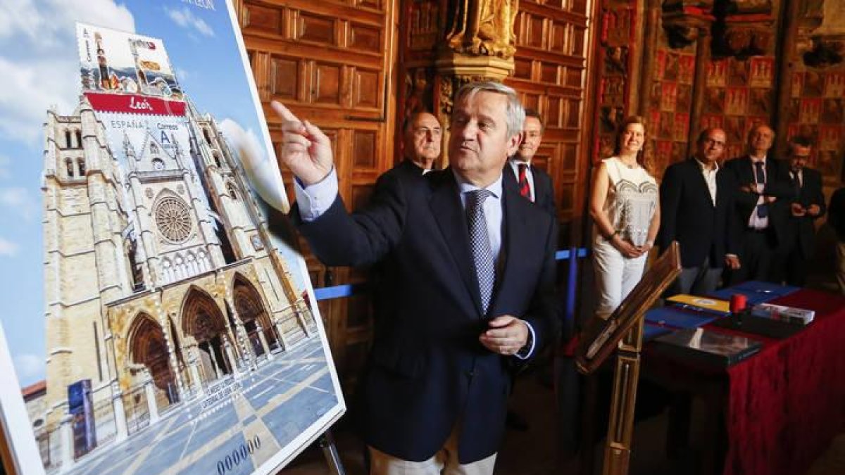 El presidente de Correos, Javier Cuesta Niun, presenta el sello conmemorativo dedicado a la Pulchra Leonina. Al acto asisten, el deán de la catedral, Antonio Trobajo; el teniente de alcalde, Fernando Salguero; el vicepresidente de la Diputación, Francisco