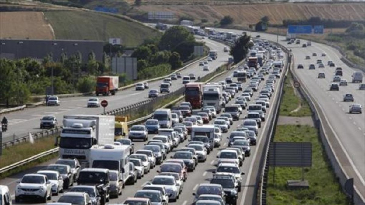 Retención de tráfico en el kilómetro 141 de la AP-7, en dirección a Girona.