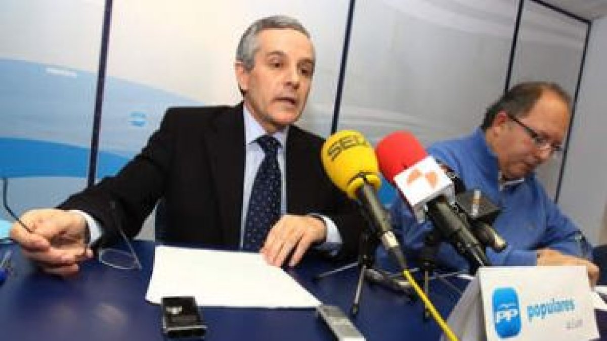 Emilio Gutiérrez y el secretario del PP leonés, Eduardo Fernández, ayer, en la sede del partido.