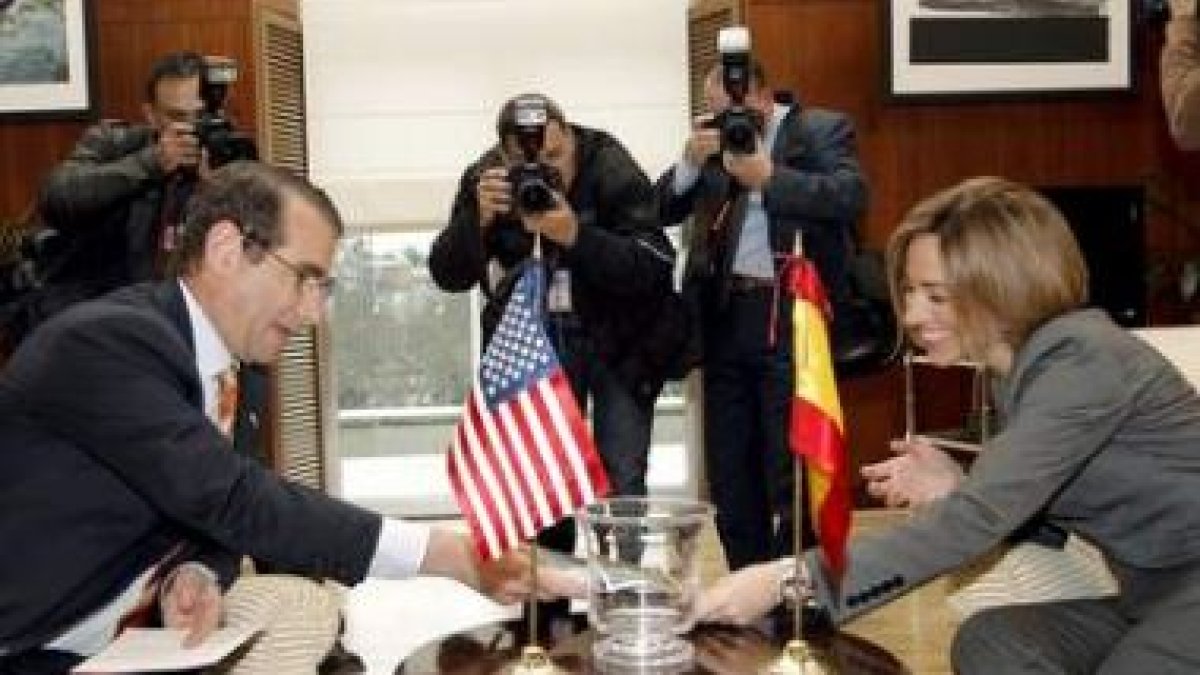 El embajador de Estados Unidos en España, Alan Solomont, y Chacón en la reunión de ayer.