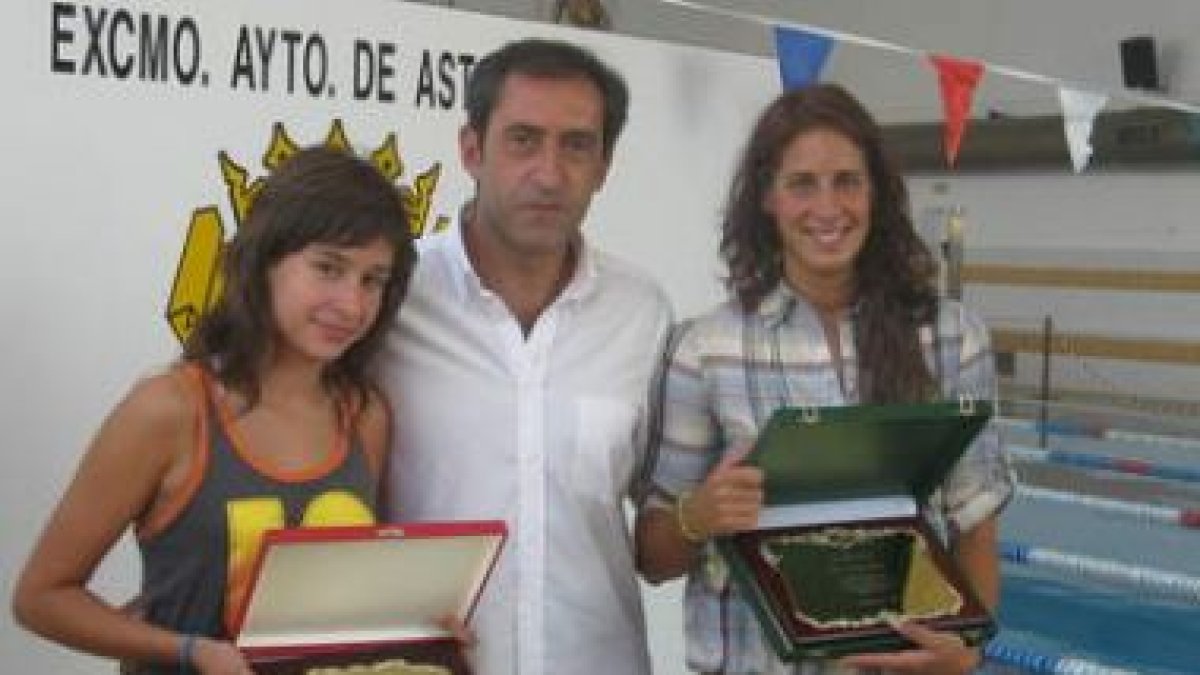Érika Villécija (a la derecha) recibió una placa por su labor como madrina de la prueba en Astorga.