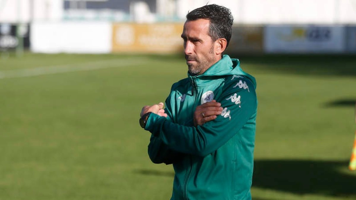 Chuchi Jorqués empieza a estar cuestionado como entrenador del Atlético Astorga. FERNANDO OTERO