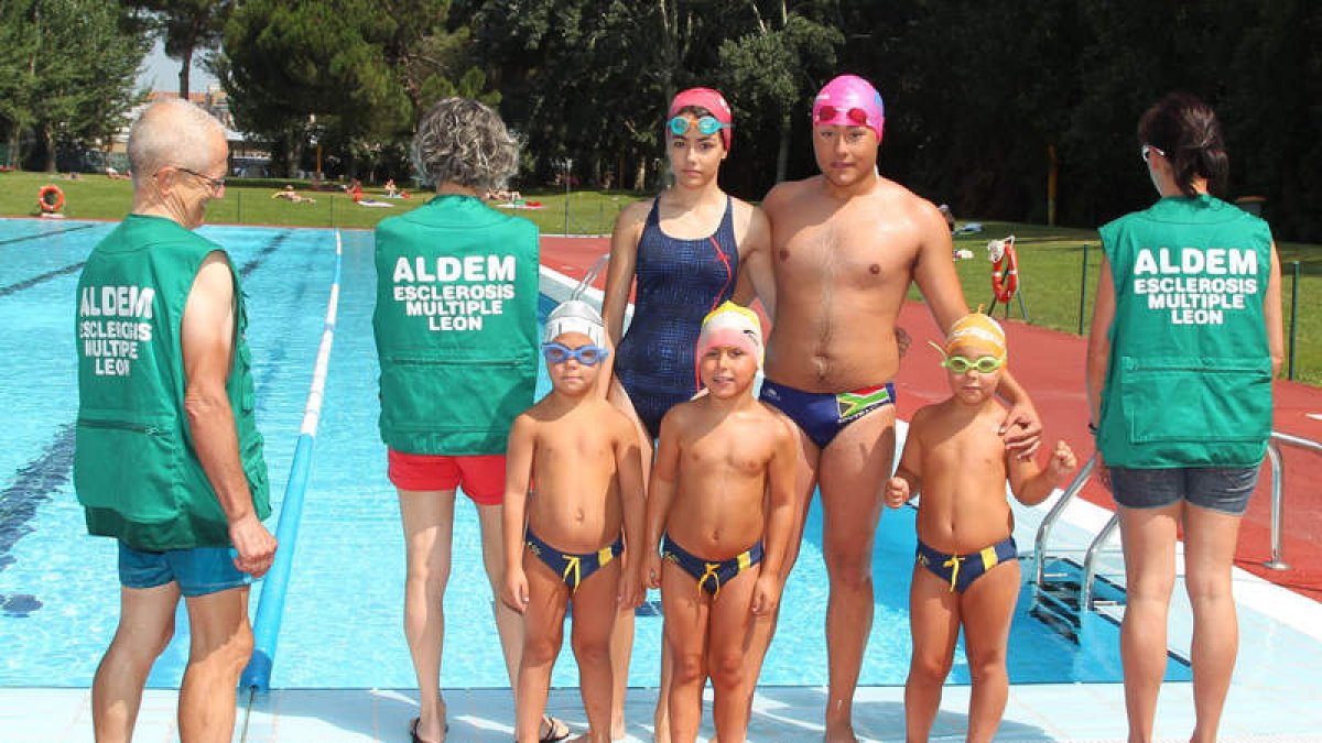 Los pequeños se mojaron por la esclerosis múltiple ayer en las piscinas municipales.
