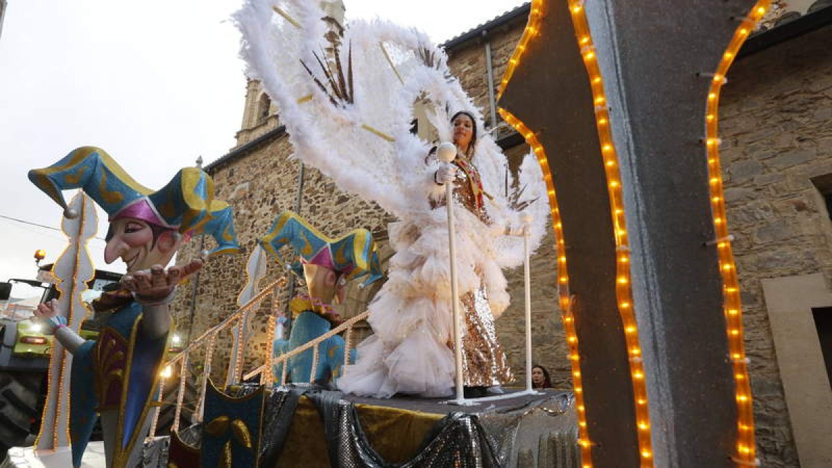 María García, la musa del Carnaval de este año, preside el desfile del martes desde la carroza más alta y acompañada del Grupo Salsa. MARCIANO PÉREZ
