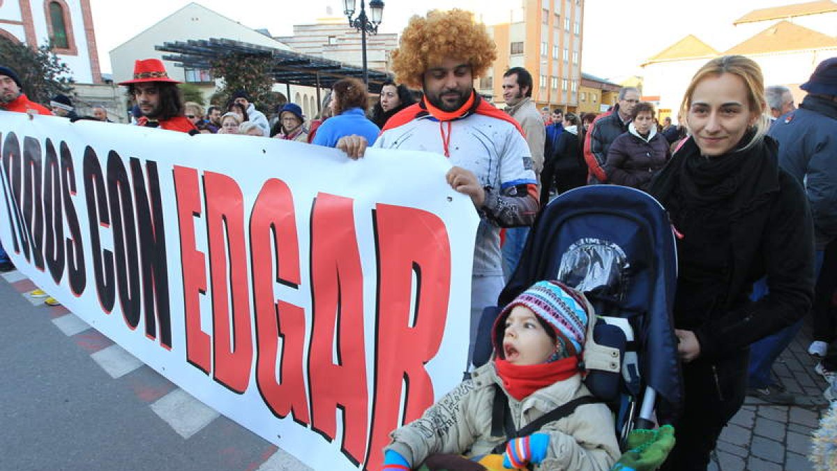 Edgar, con su madre, a la cabeza de la marcha.