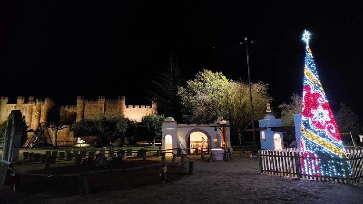Imagen del belén y el árbol instalados con el castillo de Valencia de Don Juan al fondo. DL