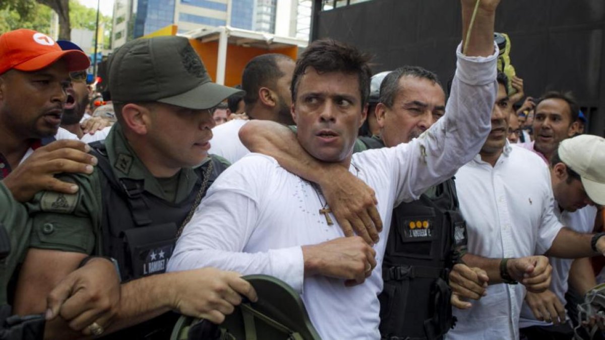 El dirigente opositor venezolano Leopoldo López se entrega a miembros de la Guardia Nacional en febrero de 2014.