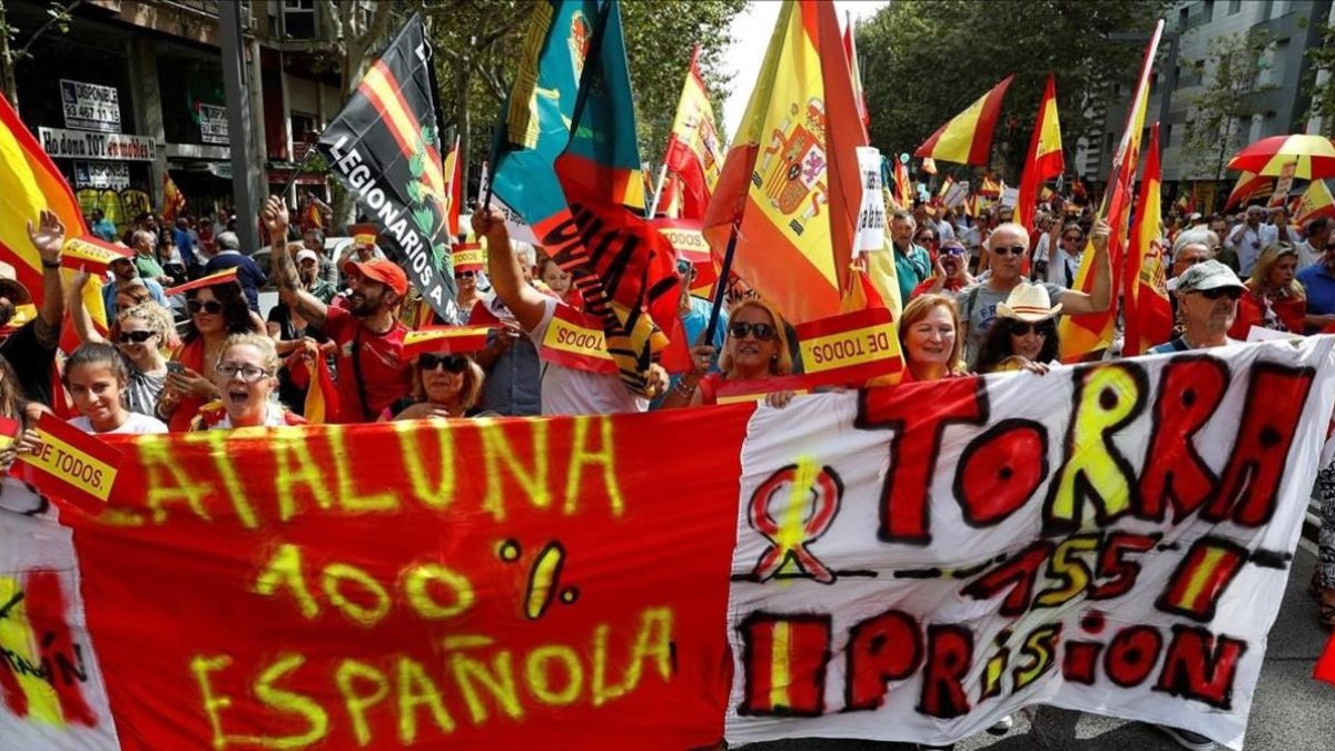Manifestación en defensa por la unidad de España celebrada en el Paral·lel de Barcelona.
