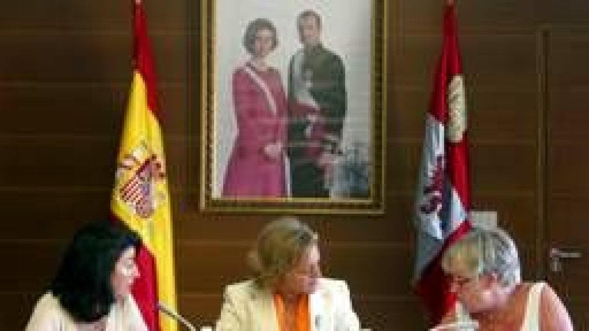 La presidenta de la Sala de lo Contencioso del TSJ, María Luisa Segoviano, estuvo en las Cortes
