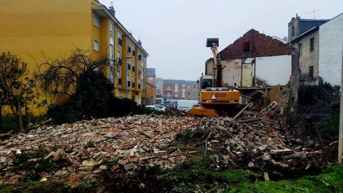 Finalmente, después de años de actuaciones, ayer se demolía el edificio de la calle Badajoz. DL